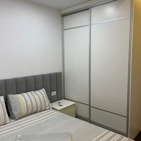 Loris Apartment *